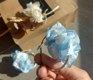 Pendientes aro con flor preservada azul
