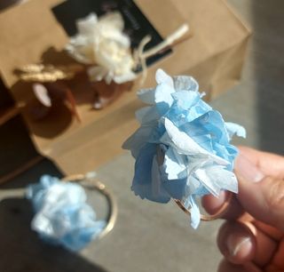Pendientes aro con flor preservada azul