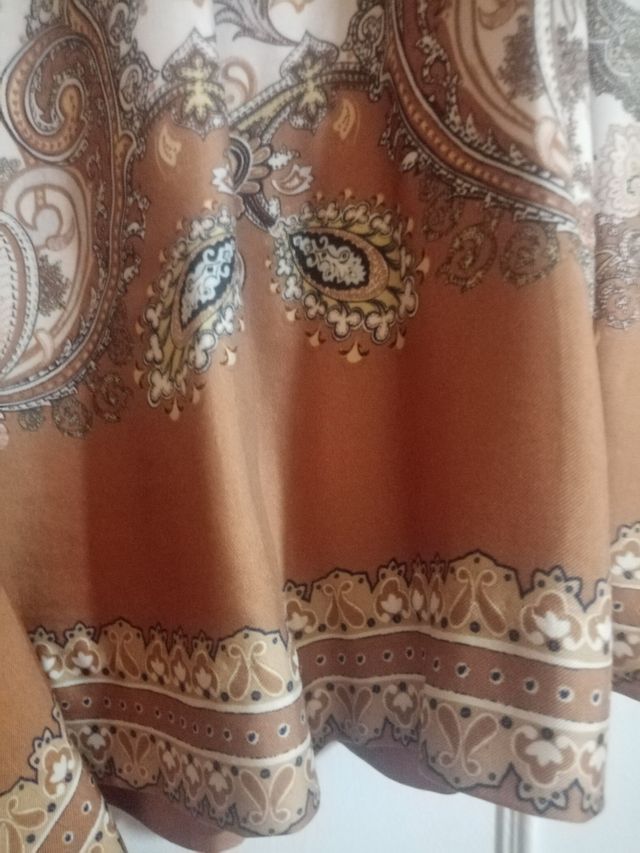 Pantalón corto marrón y beige