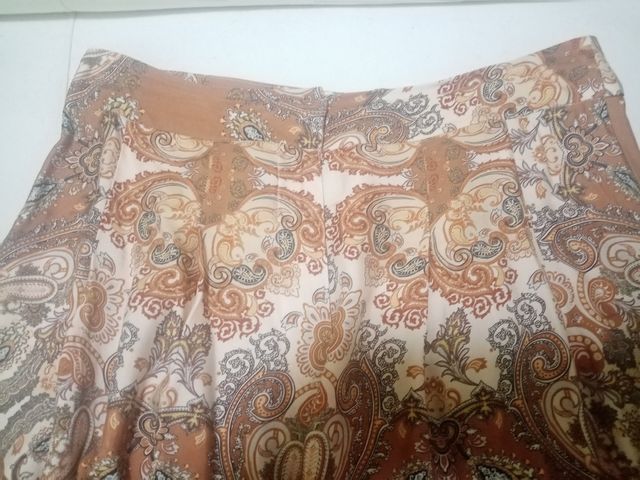 Pantalón corto marrón y beige