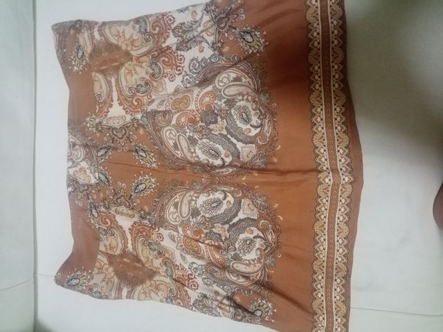 Pantalón corto marrón y beige