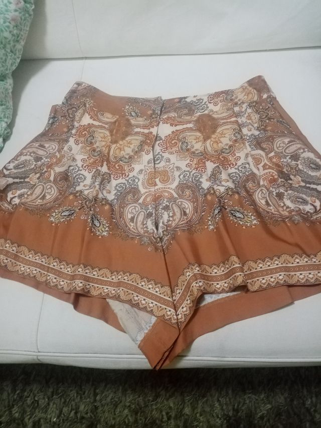 Pantalón corto marrón y beige