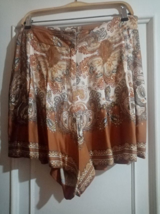 Pantalón corto marrón y beige