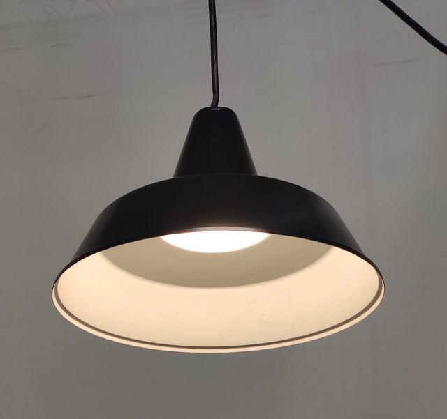 Lampada a sospensione in smalto nero