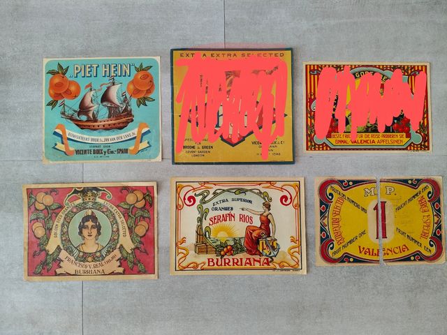 Vecchie etichette o cartelli arancioni.