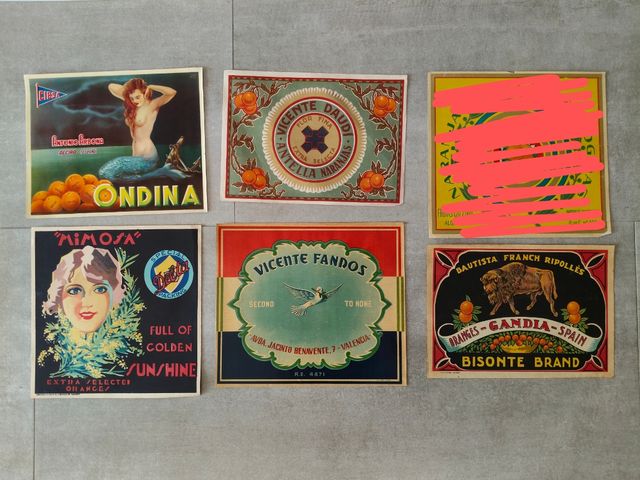 Vecchie etichette o cartelli arancioni.