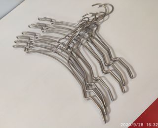 20 Perchas, Percha de acero.