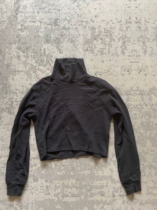 Jersey negro cuello alto