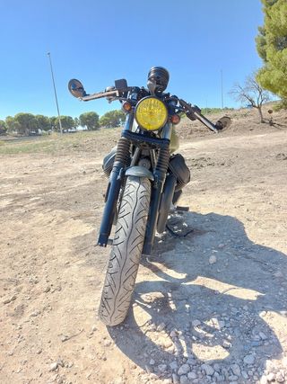 Moto Guzzi verde camuflaje cafe racer