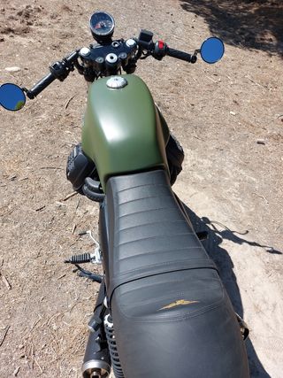 Moto Guzzi verde camuflaje cafe racer