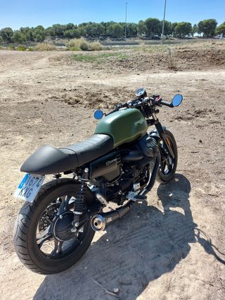 Moto Guzzi verde camuflaje cafe racer