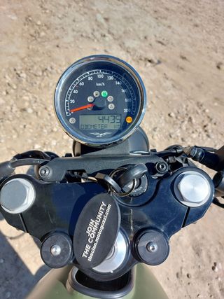 Moto Guzzi verde camuflaje cafe racer