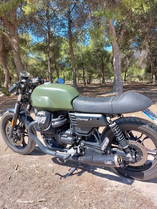 Moto Guzzi verde camuflaje cafe racer