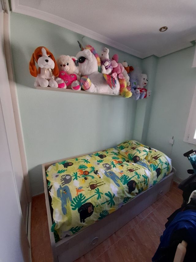 HABITACION INFANTIL CON ESTANTERÍA Y ARMARIO