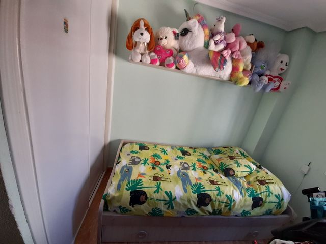 HABITACION INFANTIL CON ESTANTERÍA Y ARMARIO