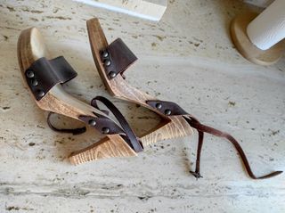 Sandalias de tacón de piel marrones