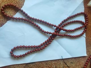 enfilado de collares, pulseras....