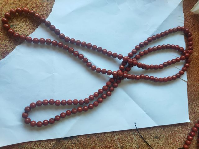 enfilado de collares, pulseras....