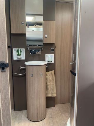 Autocaravana challenger genesis 388eb (cama isla)