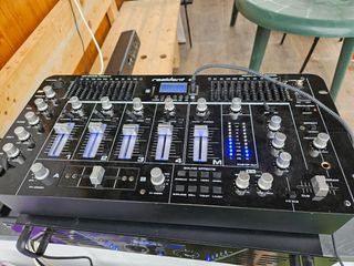 Equipo musica con mesa mezclas