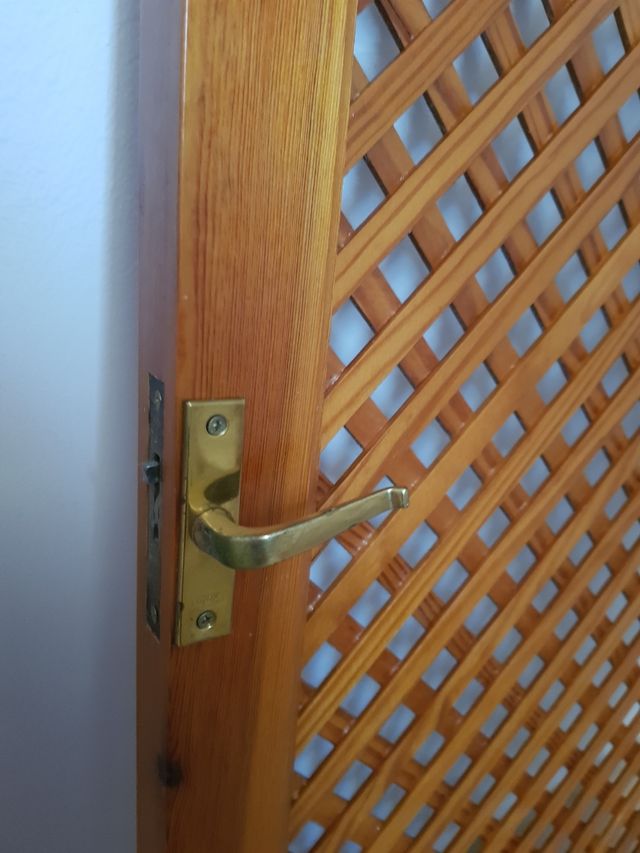 contraventana de madera interior