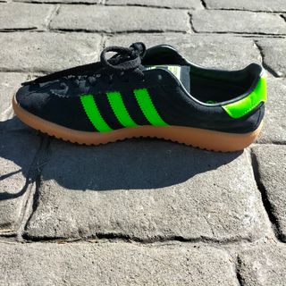 zapatillas Adidas negro y verde flúor.núm.38.5