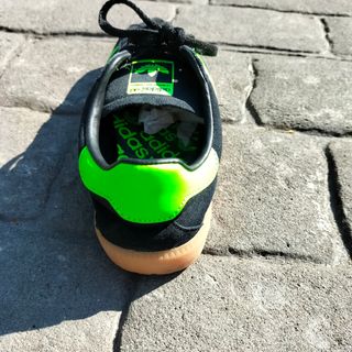 zapatillas Adidas negro y verde flúor.núm.38.5