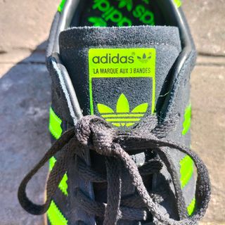 zapatillas Adidas negro y verde flúor.núm.38.5