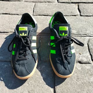 zapatillas Adidas negro y verde flúor.núm.38.5