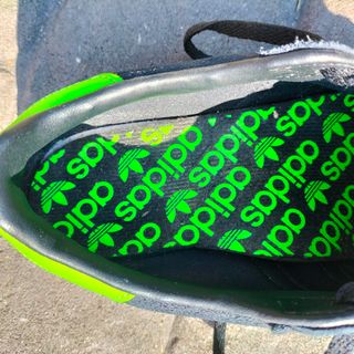 zapatillas Adidas negro y verde flúor.núm.38.5