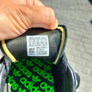 zapatillas Adidas negro y verde flúor.núm.38.5