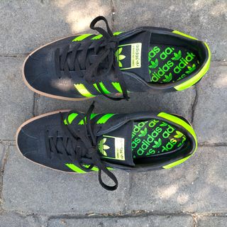 zapatillas Adidas negro y verde flúor.núm.38.5