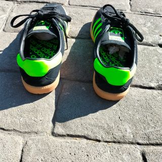 zapatillas Adidas negro y verde flúor.núm.38.5