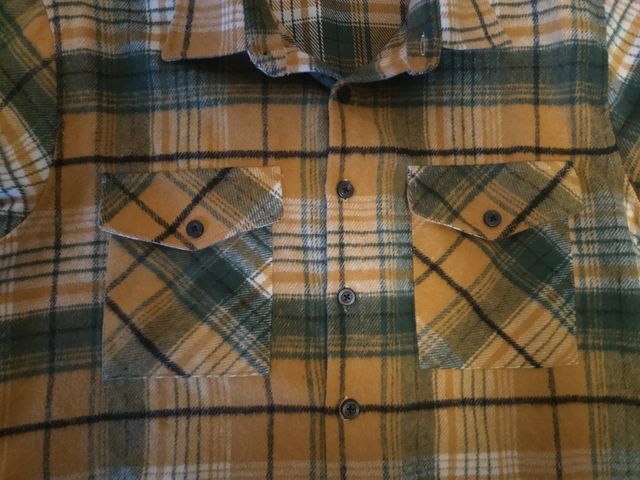 Camisa amarilla y verde