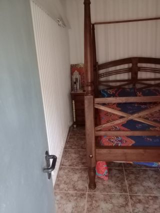 Cama de matrimonio antigua