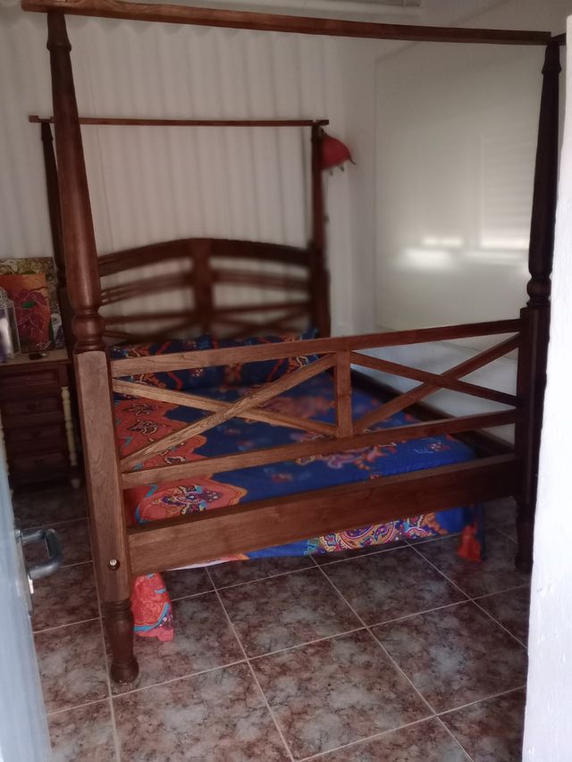 Cama de matrimonio antigua