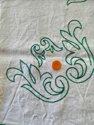 Mantel bordado de lino antiguo.