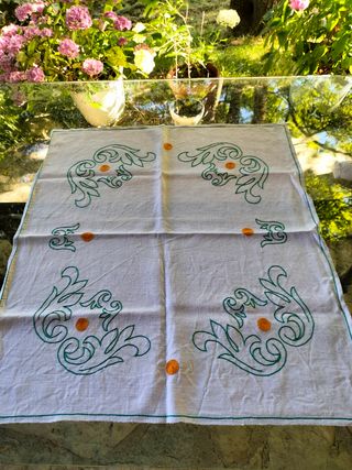 Mantel bordado de lino antiguo.