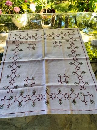 Mantel antiguo de lino bordado.