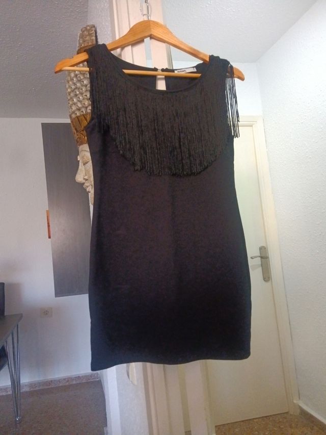 Vestido negro con flecos en la parte de
