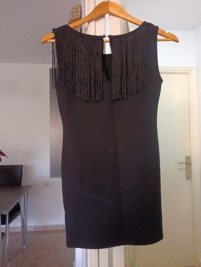 Vestido negro con flecos en la parte de