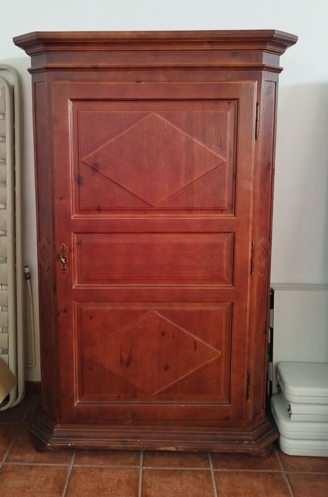 Armario de una puerta antiguo