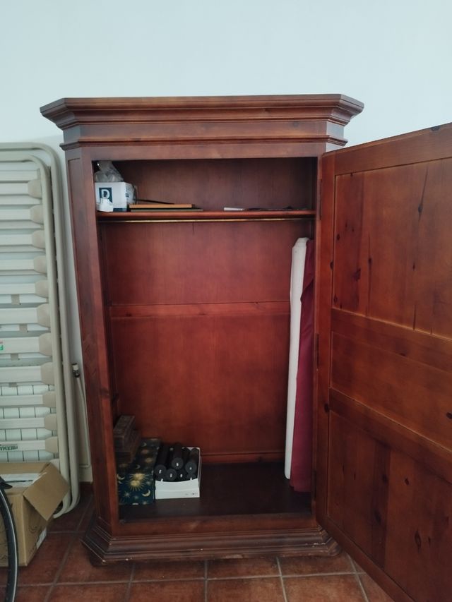 Armario de una puerta antiguo