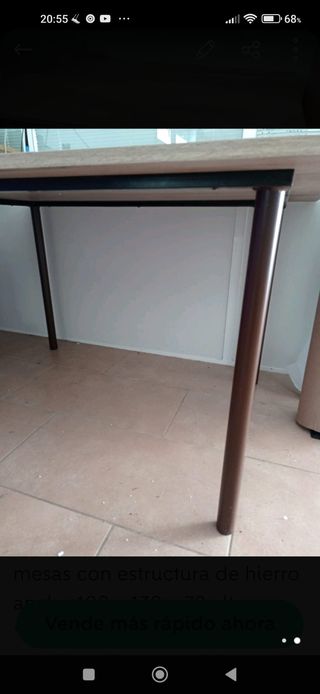 mesas de hierro y parte de arriba de madera