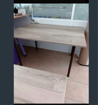 mesas de hierro y parte de arriba de madera