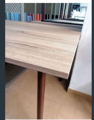 mesas de hierro y parte de arriba de madera