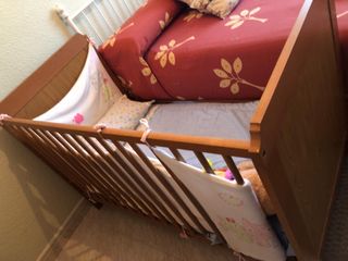 Cuna de madera y colchón de regalo