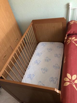 Cuna de madera y colchón de regalo