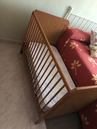 Cuna de madera y colchón de regalo