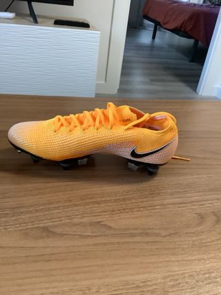 Botas fútbol Nike. Talla 38,5